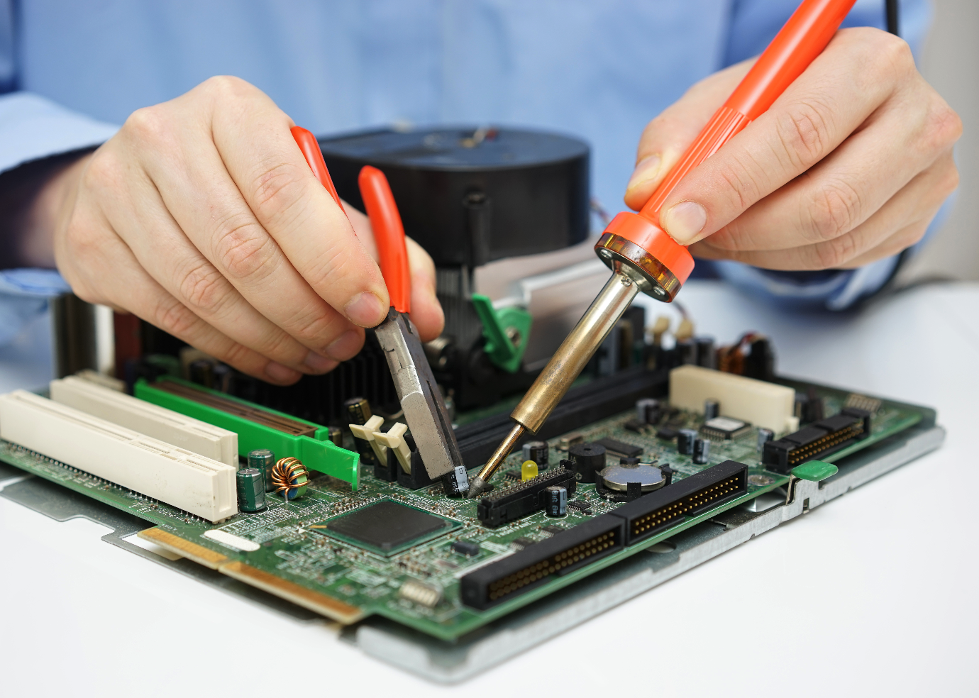 нанесение термопасты на процессор компьютера. неработающий компьютер. сломался компьютер. термопаста для видеокарт 3070. часто меняют пк.